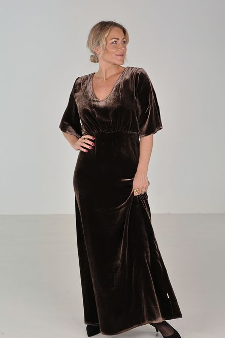 Huvudbild Arianna brun eksklusiv klänning i silkevelour 