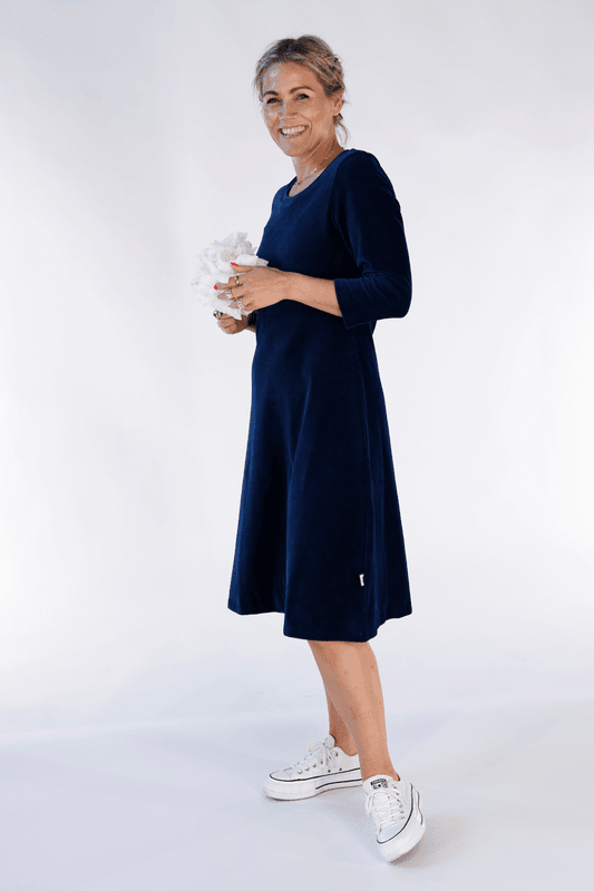 Elli klänning babycord marineblå 