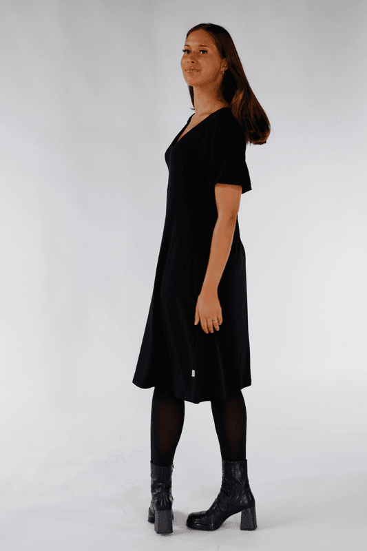 Roberta fantastisk svart basisklänning