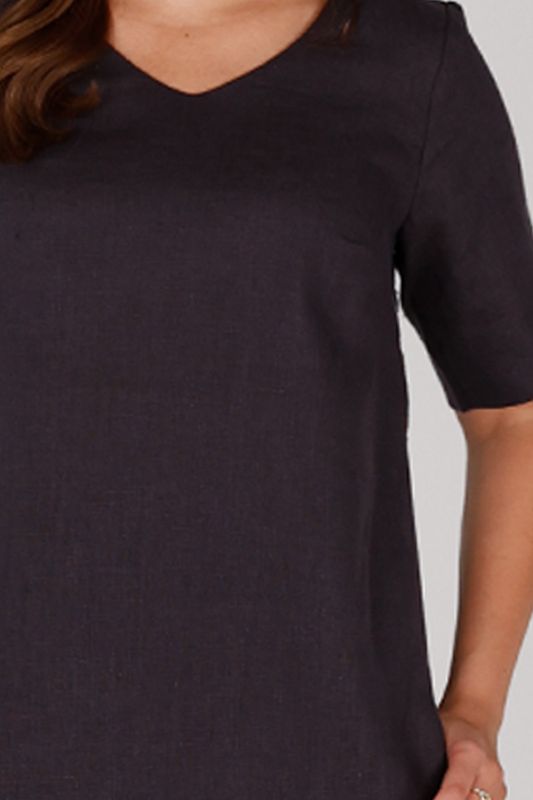 Gyda brungrå klänning i linne