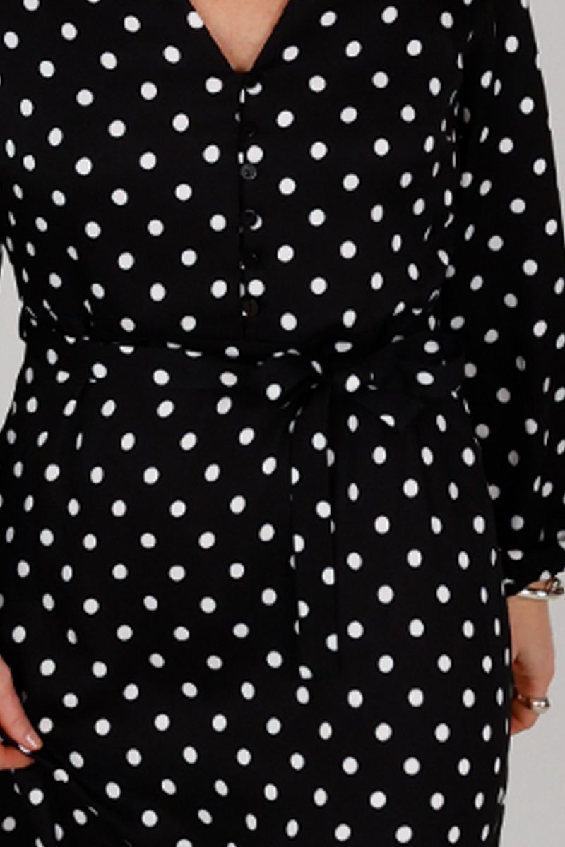 Mette svart polkadot klänning