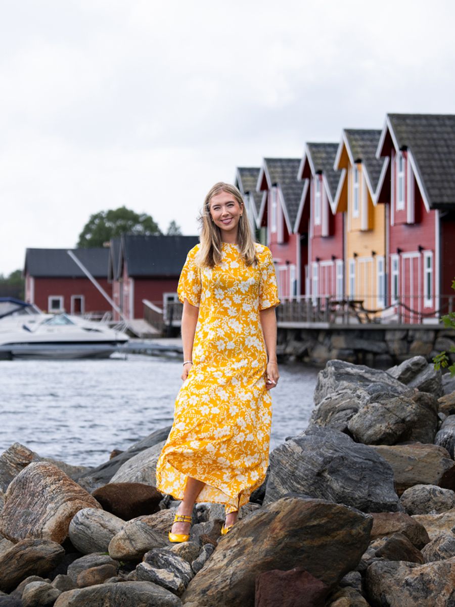 Ulrika okergul och vit blommig klänning