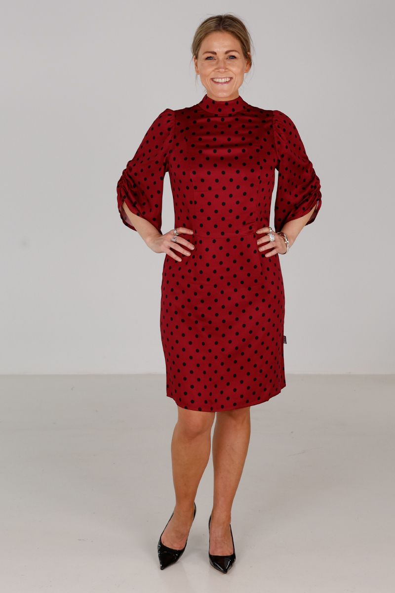 Bella burgundy och svart polkadot klänning