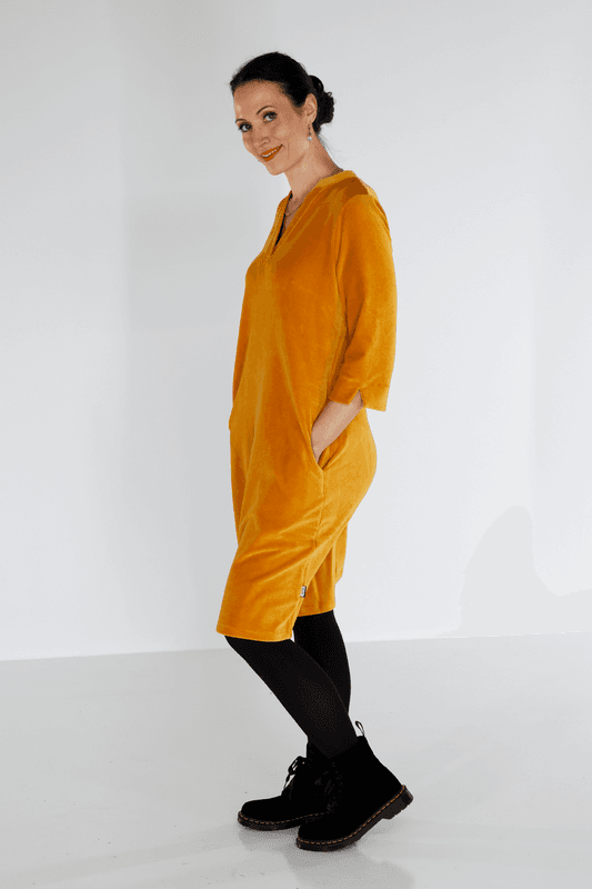 Saga ockergul velourklänning med fickor