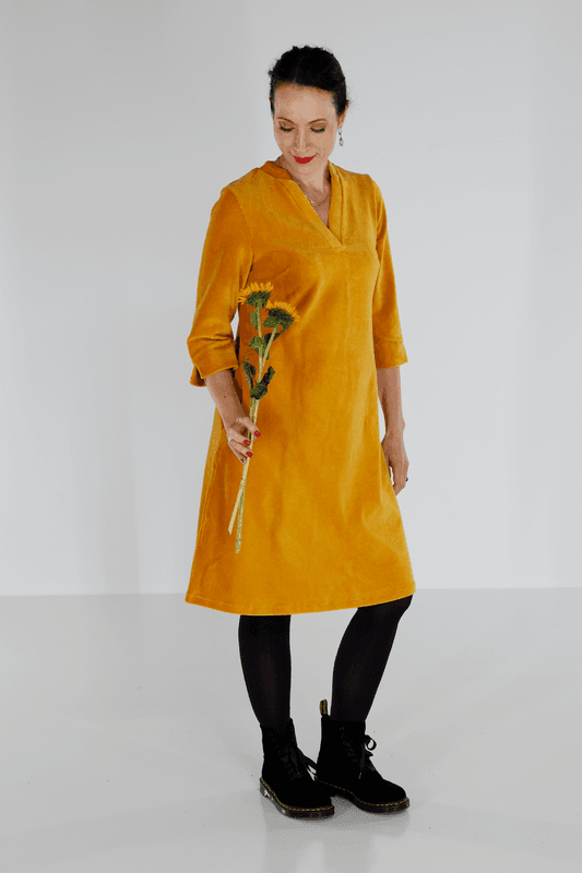 Saga ockergul velourklänning med fickor