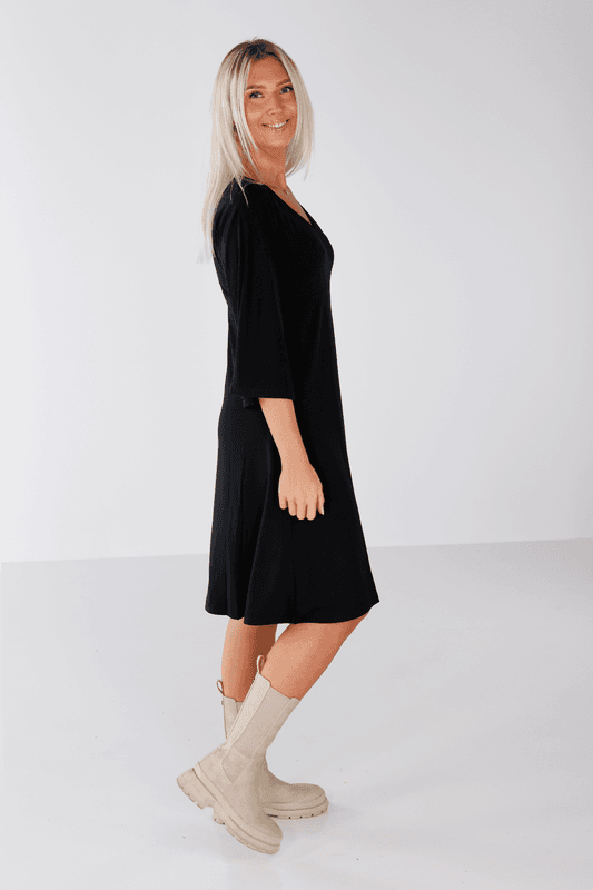 Lilja fantastisk svart basisklänning