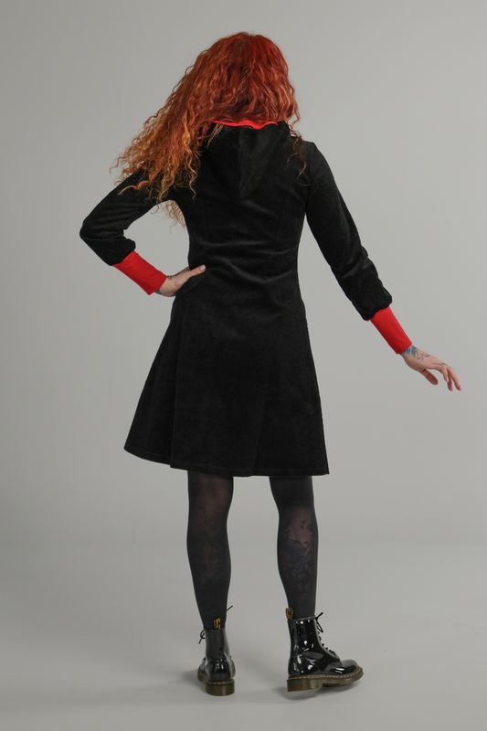 Bianca svart och röd huvklänning