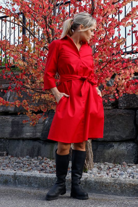 Frøydis röd skjortklänning