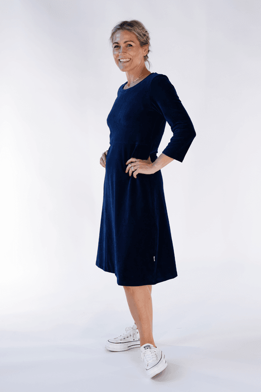 Elli klänning babycord marineblå 