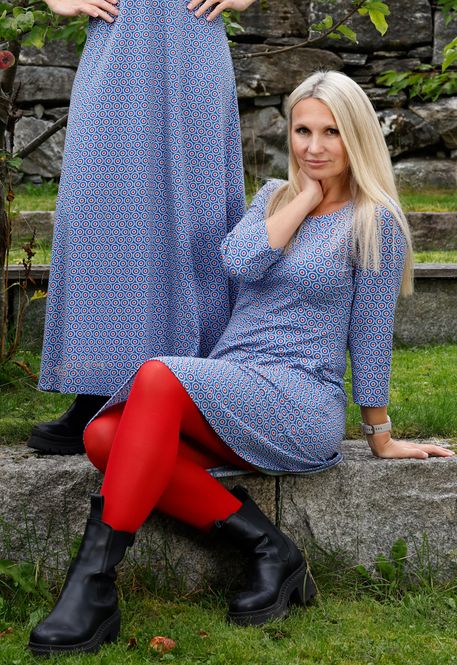 Huvudbild Sonja blå och röd mönstrad klänning